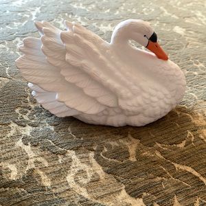VINTAGE ROYAL HERITAGE PORCELAIN BISQUE SWAN FIGURINE  5 1/2”x 5 1/2”